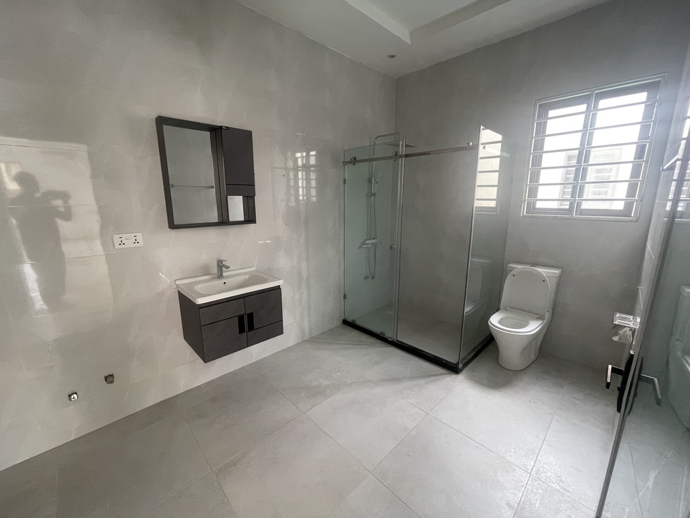 Luxurious 4-Bedroom House in Ogbojo, Accra